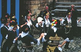 ΑΥΘΕΝΤΙΚΑ ΔΕΙΓΜΑΤΑ ΑΡΧΑΙΑΣ ΚΟΥΛΤΟΥΡΑΣ ΣΤΑ ΠΑΡΑΔΟΣΙΑΚΑ ΔΡΩΜΕΝΑ